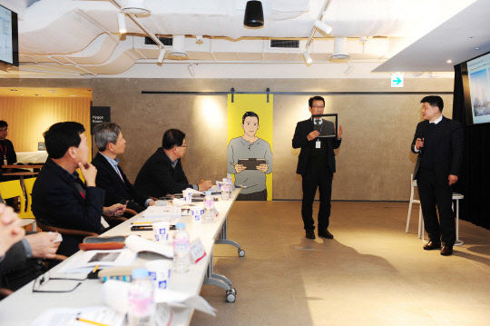 사진은 지난 11월 19일 SK건설 관훈동 본사에서 열린 기술경진대회 PT심사에서 대회에 참가한 비즈파트너 직원이 심사위원들을 대상으로 PT를 진행하는 모습. <SK건설 제공>